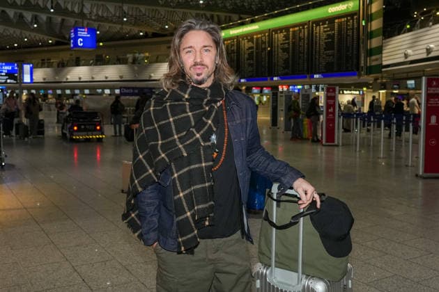 RTL Dschungelcamp - Frankfurt 2026. Gil Ofarim bei der Abreise zur RTL-Sendung Ich bin ein Star Holt mich hier raus. Dschungelcamp 2026 am Flughafen Frankfurt. Frankfurt Flughafen Hessen