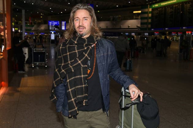 Abflug der Kandidaten der RTL-TV-Show ICH BIN EIN STAR HOLT MICH HIER RAUS Frankfurt Main, 16.01.2026 Gil Ofarim beim Abflug nach Australien ins RTL Dschungelcamp 2026 am Frankfurter Flughafen Hessen Deutschland Copyright: xMatthiasxGränzdörferx