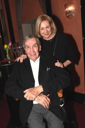 Dr. med. Klaus Ihm Arzt fuer Frauenkunde und Geburtshilfe mit Frau Muenchen 15 01 2026 Komoedie im Bayerischen Hof Premiere Wer schiesst auf Frau Hummel Foto Bernd Muenchen Muenchen