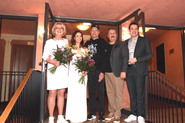 Darsteller Saskia Vester, Schauspielerin Anna Lena Class, Schauspielerin Dirk Galuba, Schauspieler Aykut Kayacik Schauspieler Alexander Mattheis Schauspieler Muenchen 15 01 2026 Komoedie im Bayerischen Hof Premiere Wer schiesst auf Frau Hummel Foto Bernd Muenchen Muenchen