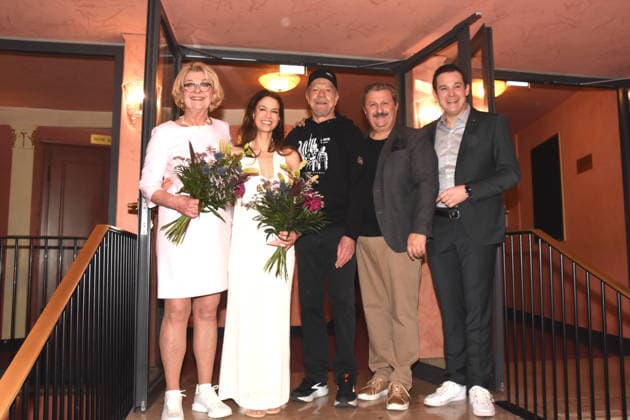 Darsteller Saskia Vester, Schauspielerin Anna Lena Class, Schauspielerin Dirk Galuba, Schauspieler Aykut Kayacik Schauspieler Alexander Mattheis Schauspieler Muenchen 15 01 2026 Komoedie im Bayerischen Hof Premiere Wer schiesst auf Frau Hummel Foto Bernd Muenchen Muenchen