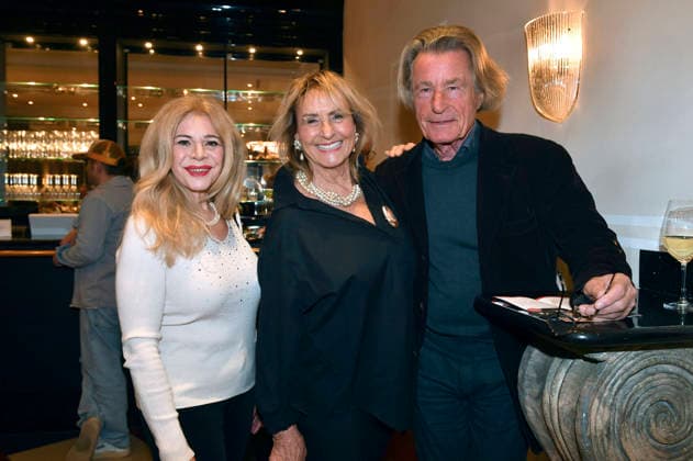 Julia Kent, Diana Körner und Gast bei der Premiere des Theaterstücks Wer schießt auf Frau Hummel? in der Komödie im Bayerischen Hof. München, 15.01.2026