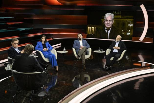 Talkrunde bei Markus Lanz , ZDF 01 26 her Ralf Stegner, Markus Lanz, Karina Mößbauer, Ali Fathollah-Nejad und Herfried Münkler (v. li.) und auf dem Monitor Bildschirm: Mathias Middelberg am 13. Januar 2026 in Markus Lanz , ZDF TV Fernsehen Talkshow Talk Show Deutschland deutsch deutsche deutscher Mann Männer Frau CDU SPD Politik Politiker Journalistin Autorin Korrespondentin Chefkorrespondentin The Pioneer Politologe Politikwissenschaftler Publizist Iran-Experte Wissenschaftler Politik Autor Schriftsteller italienisch-deutscher Journalist Journalismus Moderator Moderation Autor Fotografie Fotograf italian-german journalism host presenter photographer author politician female author writer scientist politics quer ganz sitz