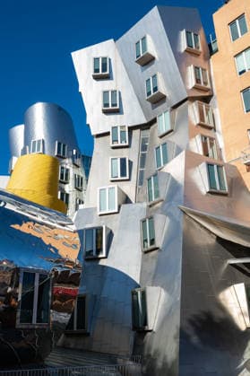 Creative Highlights World 15.12.2025, Boston, Massachusetts, Vereinigte Staaten (USA) - Aussenansicht des Ray and Maria Stata Center auf dem MIT Campus (Massachusetts Institute of Technology) in Cambridge, entworfen vom kanadisch-US-amerikanischen Architekten Frank Gehry. *** 15 12 2025, Boston, Massachusetts, United States USA Exterior view of the Ray and Maria Stata Center on the MIT Massachusetts Institute of Technology campus in Cambridge, designed by Canadian-American architect Frank Gehry