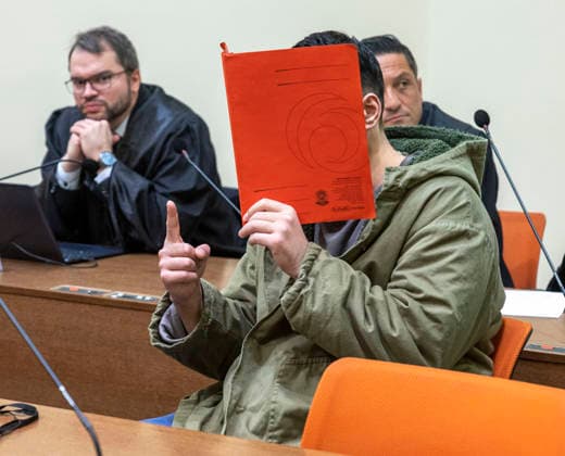 News Bilder des Tages Prozessauftakt gegen den Amokfahrer von München dem Angeklagten Noori Farhad Anklage wegen des Verdachts des Mordes im Gericht in München mit seinen Verteidigern die Anwälte Johann Bund (li.) und Ömer Sahinci Datum: 16.01.2026 *** Start of the trial against the Munich driver on the rampage accused Noori Farhad on suspicion of murder in court in Munich with his defense lawyers Johann Bund li and Ömer Sahinci Date 16 01 2026