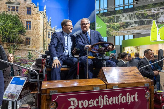 News Bilder des Tages Thüringer Ministerpräsident mit dem Umwelt Bundesminister besuchen Thüringer Stand auf der Internationalen Grünen Woche. Deutschland, Berlin am 16.01.2026: Umweltminister Carsten Schneider (SPD) und der thüringische Ministerpräsident Prof. Dr. Mario Voigt (CDU) sitzen auf dem Kutschbock einer historischen Droschke am Thüringen-Stand in Halle 20. *** Thuringian Minister President with the Federal Minister for the Environment visit Thuringias stand at the International Green Week Germany, Berlin on 16 01 2026 Environment Minister Carsten Schneider SPD and Thuringian Minister President Prof Dr Mario Voigt CDU sit on the coach seat of a historic hackney carriage at the Thuringia stand in Hall 20