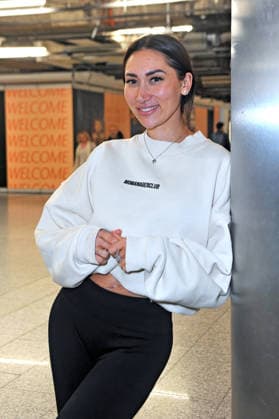 RTL - Dschungelcamp 2026. Samira Yavuz anläßlich der Abreise der Kandidaten der RTL - Sendung Ich bin ein Star - holt mich hier raus zum Dschungel-Camp 2026 in Australien am 16.01.2026 auf dem Flughafen Frankfurt Main. 20260116MWI099825