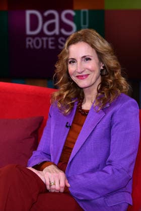 Ilka Petersen, die Moderatorin bei DAS Rote Sofa (NDR) am 16.1.2026 in Hamburg Gilda Sahebi zu Gast in der Sendung DAS! (NDR) in Hamburg