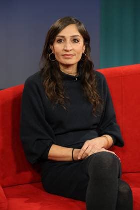 Gilda Sahebi, Journalistin, zu Gast in der Fernsehsendung DAS! Rote Sofa, eine Live-Talksendung des Norddeutschen Rundfunks, Fototermin am 16.1.2026 im Fernsehstudio des NDR in Hamburg Lokstedt