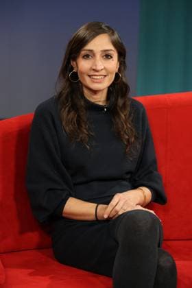 Gilda Sahebi, Journalistin, zu Gast in der Fernsehsendung DAS! Rote Sofa, eine Live-Talksendung des Norddeutschen Rundfunks, Fototermin am 16.1.2026 im Fernsehstudio des NDR in Hamburg Lokstedt