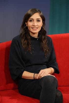 Gilda Sahebi, Journalistin, zu Gast in der Fernsehsendung DAS! Rote Sofa, eine Live-Talksendung des Norddeutschen Rundfunks, Fototermin am 16.1.2026 im Fernsehstudio des NDR in Hamburg Lokstedt