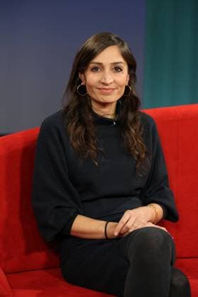 Gilda Sahebi, Journalistin, zu Gast in der Fernsehsendung DAS! Rote Sofa, eine Live-Talksendung des Norddeutschen Rundfunks, Fototermin am 16.1.2026 im Fernsehstudio des NDR in Hamburg Lokstedt