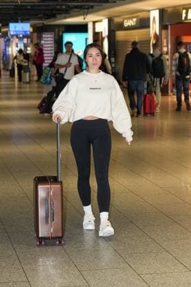 RTL Dschungelcamp - Frankfurt 2026. Samira Yavuz bei der Abreise zur RTL-Sendung Ich bin ein Star – Holt mich hier raus . Dschungelcamp 2026 am Flughafen Frankfurt. Frankfurt Flughafen Hessen