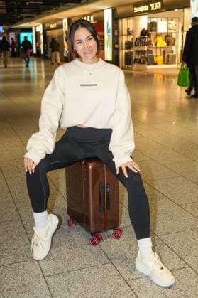 RTL Dschungelcamp - Frankfurt 2026. Samira Yavuz bei der Abreise zur RTL-Sendung Ich bin ein Star – Holt mich hier raus . Dschungelcamp 2026 am Flughafen Frankfurt. Frankfurt Flughafen Hessen