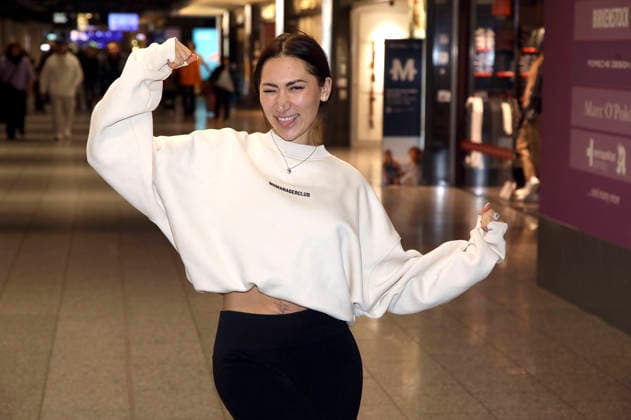 Samira Yavuz bei der Abreise der Dschungelcamp-Kandidaten der RTL Reality-TV-Show Ich bin ein Star - holt mich hier raus nach Australien auf dem Flughafen Frankfurt am Main. Frankfurt, 16.01.2026