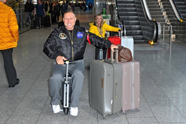 RTL - Dschungelcamp 2026. Patrick Romer und Annelie Henze anläßlich der Abreise der Kandidaten der RTL - Sendung Ich bin ein Star - holt mich hier raus zum Dschungel-Camp 2026 in Australien am 17.01.2026 auf dem Flughafen Frankfurt Main. 20260117MWI101313