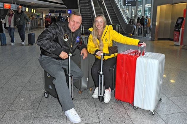 RTL - Dschungelcamp 2026. Patrick Romer und Annelie Henze anläßlich der Abreise der Kandidaten der RTL - Sendung Ich bin ein Star - holt mich hier raus zum Dschungel-Camp 2026 in Australien am 17.01.2026 auf dem Flughafen Frankfurt Main. 20260117MWI101348