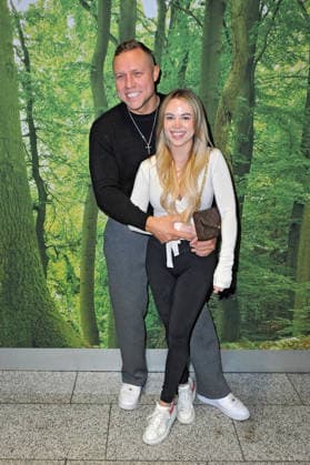 RTL - Dschungelcamp 2026. Patrick Romer und Annelie Henze anläßlich der Abreise der Kandidaten der RTL - Sendung Ich bin ein Star - holt mich hier raus zum Dschungel-Camp 2026 in Australien am 17.01.2026 auf dem Flughafen Frankfurt Main. 20260117MWI101483