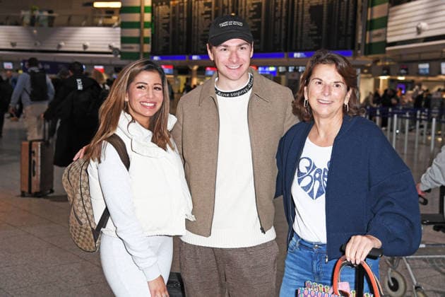 Eva Benetatou, Claudia Obert mit Freund Max Suhr - Abflug der Kandidaten der RTL TV-Show ICH BIN EIN STAR, HOLT MICH HIER RAUS am Frankfurter Flughafen in Frankfurt am Main am 17.01.2026