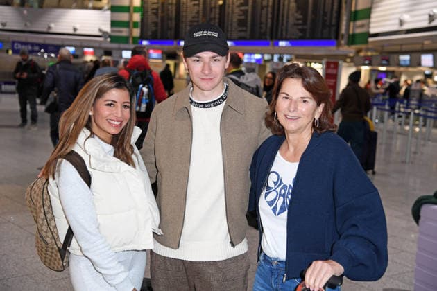 Eva Benetatou, Claudia Obert mit Freund Max Suhr - Abflug der Kandidaten der RTL TV-Show ICH BIN EIN STAR, HOLT MICH HIER RAUS am Frankfurter Flughafen in Frankfurt am Main am 17.01.2026