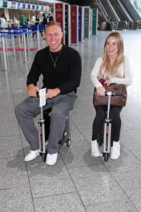 Patrick Romer mit Freundin Annelie Henze - Abflug der Kandidaten der RTL TV-Show ICH BIN EIN STAR, HOLT MICH HIER RAUS am Frankfurter Flughafen in Frankfurt am Main am 17.01.2026