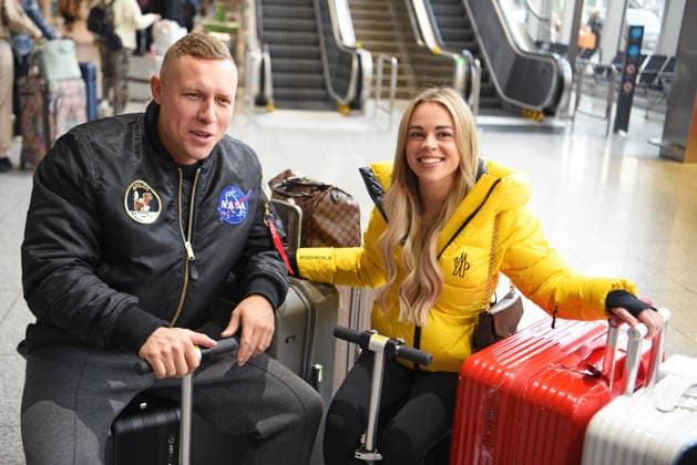 Patrick Romer mit Freundin Annelie Henze - Abflug der Kandidaten der RTL TV-Show ICH BIN EIN STAR, HOLT MICH HIER RAUS am Frankfurter Flughafen in Frankfurt am Main am 17.01.2026