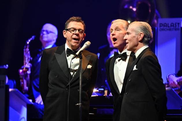 Max Raabe und das Palast Orchester bitten zum Hummel streicheln in die Philharmonie Essen ** NUR FÜR REDAKTIONELLE ZWECKE ** EDITORIAL USE ONLY **<p>Max Raabe (2.v.l.) und das Palast Orchester treten am Freitag, 16. Januar 2026 in der Philharmonie Essen auf. Deutschland NRW Essen Copyright: VladimirxWegener