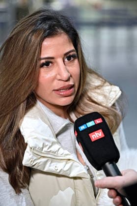 RTL - Dschungelcamp 2026. Eva Benetatou anläßlich der Abreise der Kandidaten der RTL - Sendung Ich bin ein Star - holt mich hier raus zum Dschungel-Camp 2026 in Australien am 17.01.2026 auf dem Flughafen Frankfurt Main. 20260117MWI100386