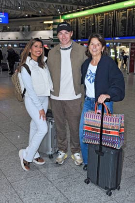 RTL - Dschungelcamp 2026. Eva Benetatou , Claudia Obert und Max Suhr anläßlich der Abreise der Kandidaten der RTL - Sendung Ich bin ein Star - holt mich hier raus zum Dschungel-Camp 2026 in Australien am 17.01.2026 auf dem Flughafen Frankfurt Main. 20260117MWI101143