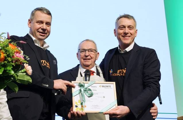 17.01.1026, Berlin - Deutschland. Grüne Woche, MV - Umweltminister Dr. Till Backhaus (SPD) bekommt 25 Waldaktien als Dank für 25 Jahre Länderhalle auf der Grünen Woche. Foto: Landrat Michael Sack (Landkreis Vorpommern-Greifswald), Dr. Stefan Backhaus, Landrat Dr. Stefan Kerth (Landkreis Vorpommern-Rügen). *** 17 01 1026, Berlin Germany Green Week, MV Minister of the Environment Dr Till Backhaus SPD receives 25 forest shares as a thank you for 25 years of the State Hall at the Green Week Photo District Administrator Michael Sack District of Western Pomerania Greifswald , Dr Stefan Backhaus, District Administrator Dr Stefan Kerth District of Western Pomerania Rügen
