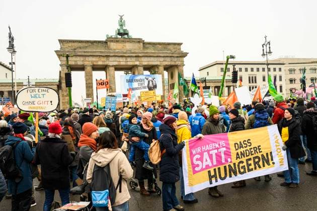 Wir haben es satt Demo in Berlin Zum Start der Grünen Woche demonstrierten am 17.01.2026 in Berlin tausende Menschen für eine gerechtere Agrarpolitik., Berlin Berlin Deutschland Mitte *** Were fed up Demo in Berlin At the start of Green Week, thousands of people demonstrated in Berlin on 17 01 2026 for a fairer agricultural policy , Berlin Berlin Germany center