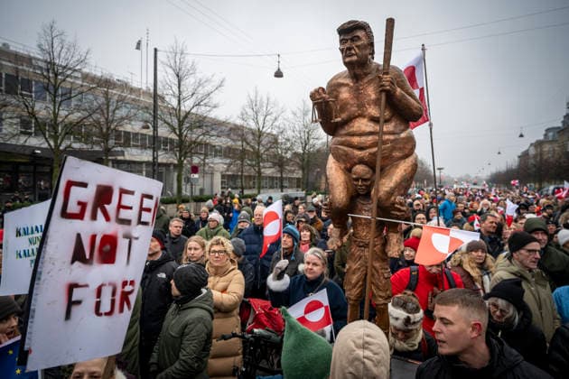 KÖPENHAMN 2026-01-17 Staty av Trump, grönländska och danska flaggor och plakat när demonstranterna samlats utanför amerikanska ambassaden i i Köpenhamn vid lördagens demonstration under parollerna ?Hands off Greenland och Gronland for gronlaendere?. Demonstrationen gick fran fran Radhusplatsen till ambassaden. KÖPENHAMN DANMARK x50090x *** KÖPENHAMN 2026 01 17 Statue of Trump, Greenlandic and Danish flags and placards as protesters gathered outside the U.S. Embassy in Copenhagen for Saturdays demonstration under the slogans Hands off Greenland and Gronland for gronlaendere The demonstration went from Radhuspladsen to the embassy KÖPENHAMN DANMARK x50090x  Copyright: xJohanxNilssonx xTTx DEMONSTRATION FÖR GRÖNLAND KÖPENHAMN KYiHRCAmSD4
