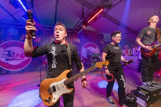 Emmerich: Karnevalssitzung Elferrat Praest ** NUR FÜR REDAKTIONELLE ZWECKE ** EDITORIAL USE ONLY **<p>Auftritt der Band Dörmakar bei der Karnevalssitzung des Elferrats Praest am Freitag, 16. Januar 2026 im Festzelt in Emmerich-Praest. Emmerich Copyright: KarlxBanski