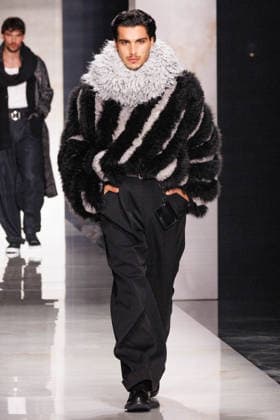 News - Dolce & Gabbana - Runway - Milan Fashion Week - Menswear Fall Winter 2026-2027 A model walks the runway during the Dolce &amp; Gabbana Fall Winter 2026 2027 menswear show at Milan Men s Fashion Week, on January 17, 2026, in Milan, Italy. Photo by Cinzia Camela. Milan Metropol Italy Copyright: xCinziaxCamelax xLiveMediax LPN_2241906