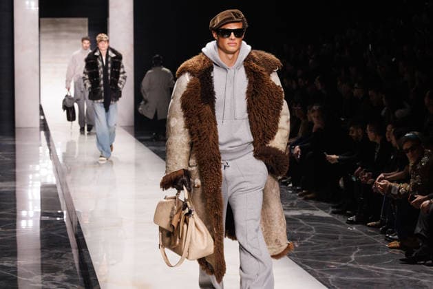 News - Dolce & Gabbana - Runway - Milan Fashion Week - Menswear Fall Winter 2026-2027 A model walks the runway during the Dolce &amp; Gabbana Fall Winter 2026 2027 menswear show at Milan Men s Fashion Week, on January 17, 2026, in Milan, Italy. Photo by Cinzia Camela. Milan Metropol Italy Copyright: xCinziaxCamelax xLiveMediax LPN_2242276