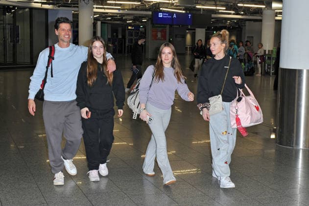 RTL - Dschungelcamp 2026. Stephen , Katharina ( Katharina Wedemann ), Amelie-Sophie und Lilly-Marleen Dürr anläßlich der Abreise der Kandidaten der RTL - Sendung Ich bin ein Star - holt mich hier raus zum Dschungel-Camp 2026 in Australien am 17.01.2026 auf dem Flughafen Frankfurt Main. 20260117MWI101583