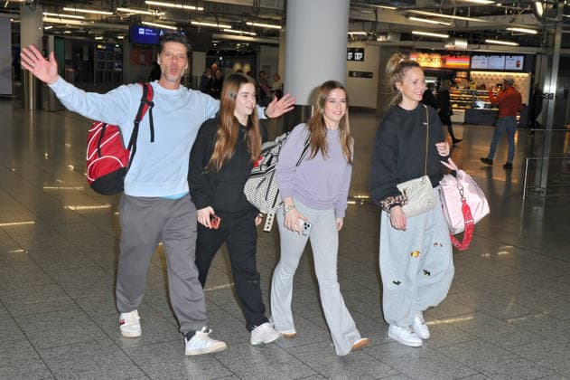 RTL - Dschungelcamp 2026. Stephen , Katharina ( Katharina Wedemann ), Amelie-Sophie und Lilly-Marleen Dürr anläßlich der Abreise der Kandidaten der RTL - Sendung Ich bin ein Star - holt mich hier raus zum Dschungel-Camp 2026 in Australien am 17.01.2026 auf dem Flughafen Frankfurt Main. 20260117MWI101590