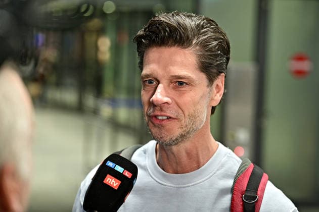 RTL - Dschungelcamp 2026. Stephen Dürr anläßlich der Abreise der Kandidaten der RTL - Sendung Ich bin ein Star - holt mich hier raus zum Dschungel-Camp 2026 in Australien am 17.01.2026 auf dem Flughafen Frankfurt Main. 20260117MWI101730