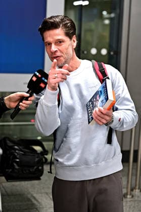 RTL - Dschungelcamp 2026. Stephen Dürr anläßlich der Abreise der Kandidaten der RTL - Sendung Ich bin ein Star - holt mich hier raus zum Dschungel-Camp 2026 in Australien am 17.01.2026 auf dem Flughafen Frankfurt Main. 20260117MWI101779