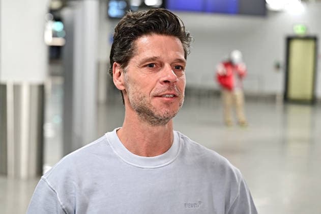RTL - Dschungelcamp 2026. Stephen Dürr anläßlich der Abreise der Kandidaten der RTL - Sendung Ich bin ein Star - holt mich hier raus zum Dschungel-Camp 2026 in Australien am 17.01.2026 auf dem Flughafen Frankfurt Main. 20260117MWI101862