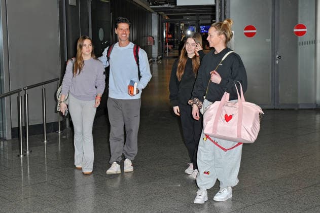 RTL - Dschungelcamp 2026. Stephen , Katharina ( Katharina Wedemann ), Amelie-Sophie und Lilly-Marleen Dürr anläßlich der Abreise der Kandidaten der RTL - Sendung Ich bin ein Star - holt mich hier raus zum Dschungel-Camp 2026 in Australien am 17.01.2026 auf dem Flughafen Frankfurt Main. 20260117MWI101528