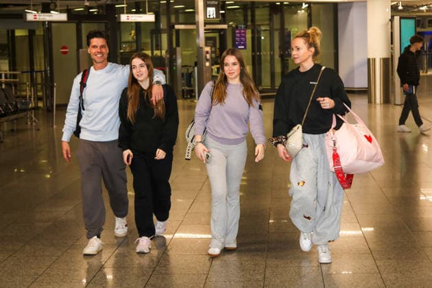 Abflug der Kandidaten der RTL-TV-Show ICH BIN EIN STAR HOLT MICH HIER RAUS Frankfurt Main, 17.01.2026 Steffen Dürr mit Ehefrau Katharina Wedemann und den Zwillingstöchtern Lilly‘Marleen und Amelie‘Sophie beim Abflug nach Australien ins RTL Dschungelcamp 2026 am Frankfurter Flughafen Hessen Deutschland Copyright: xMatthiasxGränzdörferx