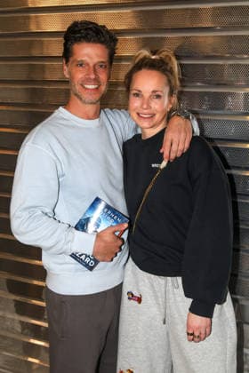 Abflug der Kandidaten der RTL-TV-Show ICH BIN EIN STAR HOLT MICH HIER RAUS Frankfurt Main, 17.01.2026 Steffen Dürr mit Ehefrau Katharina Wedemann beim Abflug nach Australien ins RTL Dschungelcamp 2026 am Frankfurter Flughafen Hessen Deutschland Copyright: xMatthiasxGränzdörferx