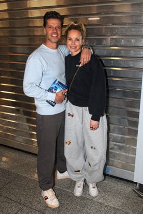 Abflug der Kandidaten der RTL-TV-Show ICH BIN EIN STAR HOLT MICH HIER RAUS Frankfurt Main, 17.01.2026 Steffen Dürr mit Ehefrau Katharina Wedemann beim Abflug nach Australien ins RTL Dschungelcamp 2026 am Frankfurter Flughafen Hessen Deutschland Copyright: xMatthiasxGränzdörferx