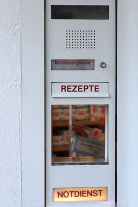 Arzneimittel im Notdienst Am Eingang zu einer Apotheke befindet sich eine geöffnete Klappe zur Versorgung mit Medikamenten durch Fachpersonal *** Medicines in the emergency service At the entrance to a pharmacy there is an open flap for the supply of medicines by specialist staff