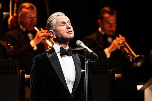 Max Raabe und das Palast Orchester in Duisburg ** NUR FÜR REDAKTIONELLE ZWECKE ** EDITORIAL USE ONLY **<p>Der Sänger Max Raabe tritt am Samstagabend, 17.01.2026, mit seinem Palast Orchester im Theater am Marientor in Duisburg auf. Deutschland NRW Duisburg Copyright: MartinxMöller