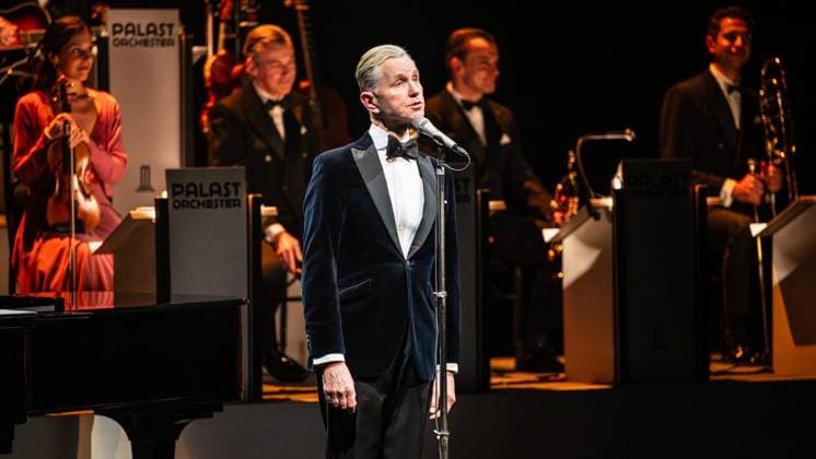 Max Raabe und das Palast Orchester in Duisburg ** NUR FÜR REDAKTIONELLE ZWECKE ** EDITORIAL USE ONLY **<p>Der Sänger Max Raabe tritt am Samstagabend, 17.01.2026, mit seinem Palast Orchester im Theater am Marientor in Duisburg auf. Deutschland NRW Duisburg Copyright: MartinxMöller