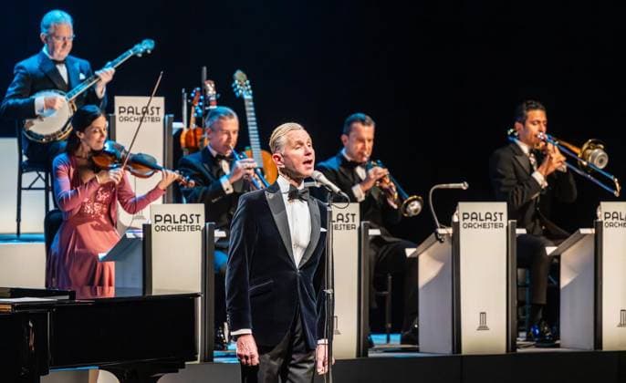 Max Raabe und das Palast Orchester in Duisburg ** NUR FÜR REDAKTIONELLE ZWECKE ** EDITORIAL USE ONLY **<p>Der Sänger Max Raabe tritt am Samstagabend, 17.01.2026, mit seinem Palast Orchester im Theater am Marientor in Duisburg auf. Deutschland NRW Duisburg Copyright: MartinxMöller