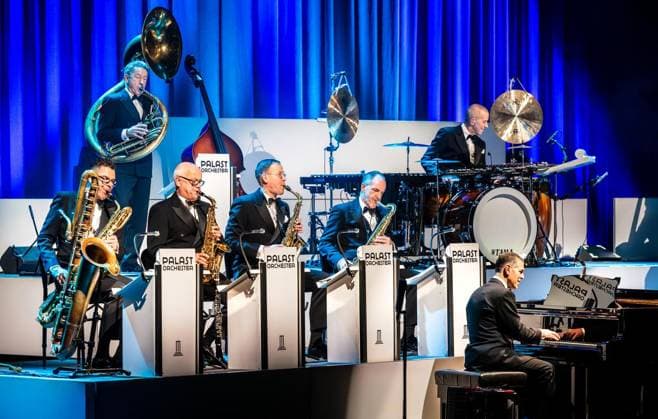 Max Raabe und das Palast Orchester in Duisburg ** NUR FÜR REDAKTIONELLE ZWECKE ** EDITORIAL USE ONLY **<p>Der Sänger Max Raabe tritt am Samstagabend, 17.01.2026, mit seinem Palast Orchester im Theater am Marientor in Duisburg auf. Deutschland NRW Duisburg Copyright: MartinxMöller