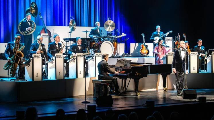 Max Raabe und das Palast Orchester in Duisburg ** NUR FÜR REDAKTIONELLE ZWECKE ** EDITORIAL USE ONLY **<p>Der Sänger Max Raabe tritt am Samstagabend, 17.01.2026, mit seinem Palast Orchester im Theater am Marientor in Duisburg auf. Deutschland NRW Duisburg Copyright: MartinxMöller